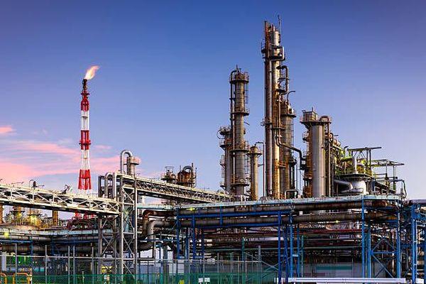 refinery with crisscrossing pipes